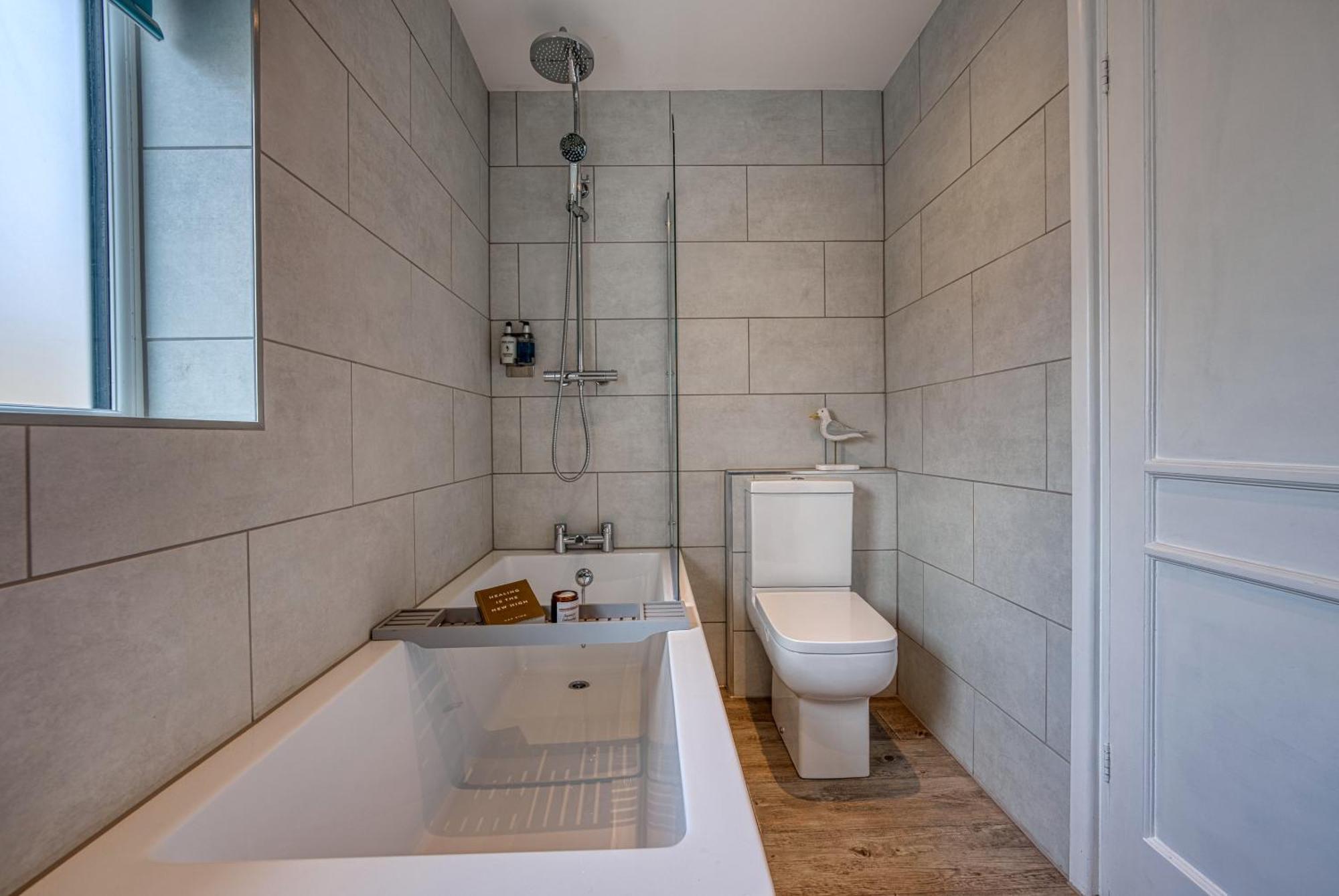2 Bedrooms Modern, Stunning & Stylish Contractor House, Prime Portsmouth Location With Free Parking Permit, Summer Special Offer!! - By Blue Puffin Stays Exterior photo